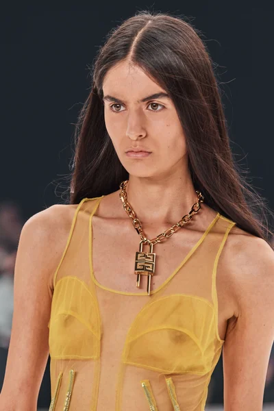 Look 65